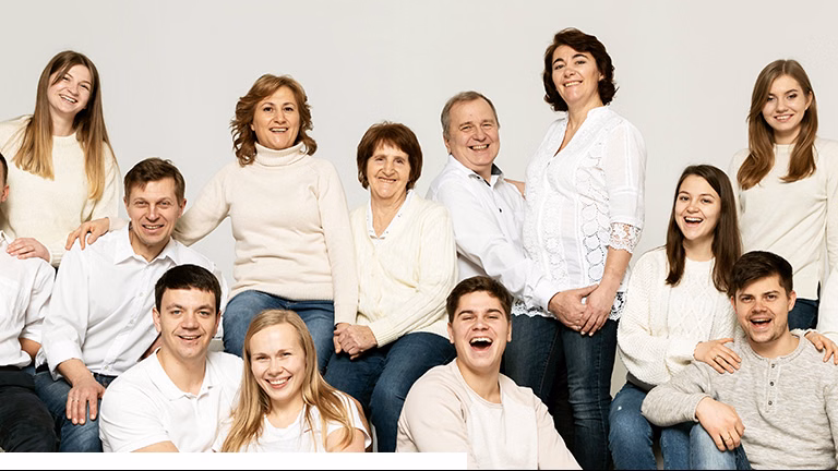 Eine Gruppe von mehreren Menschen