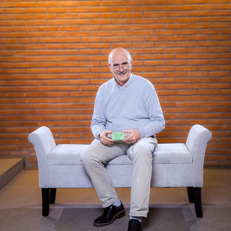 Ein Mann auf einer Sitzbank