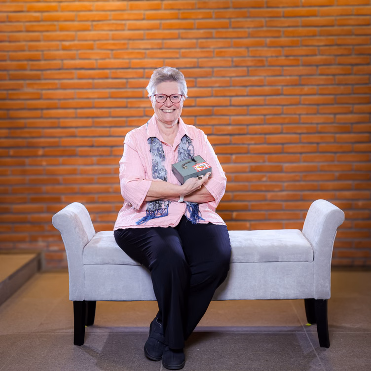 Eine Frau auf einer Sitzbank