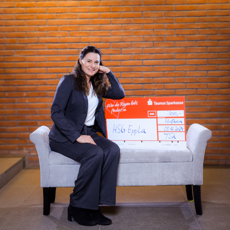 Eine Frau auf einer Sitzbank