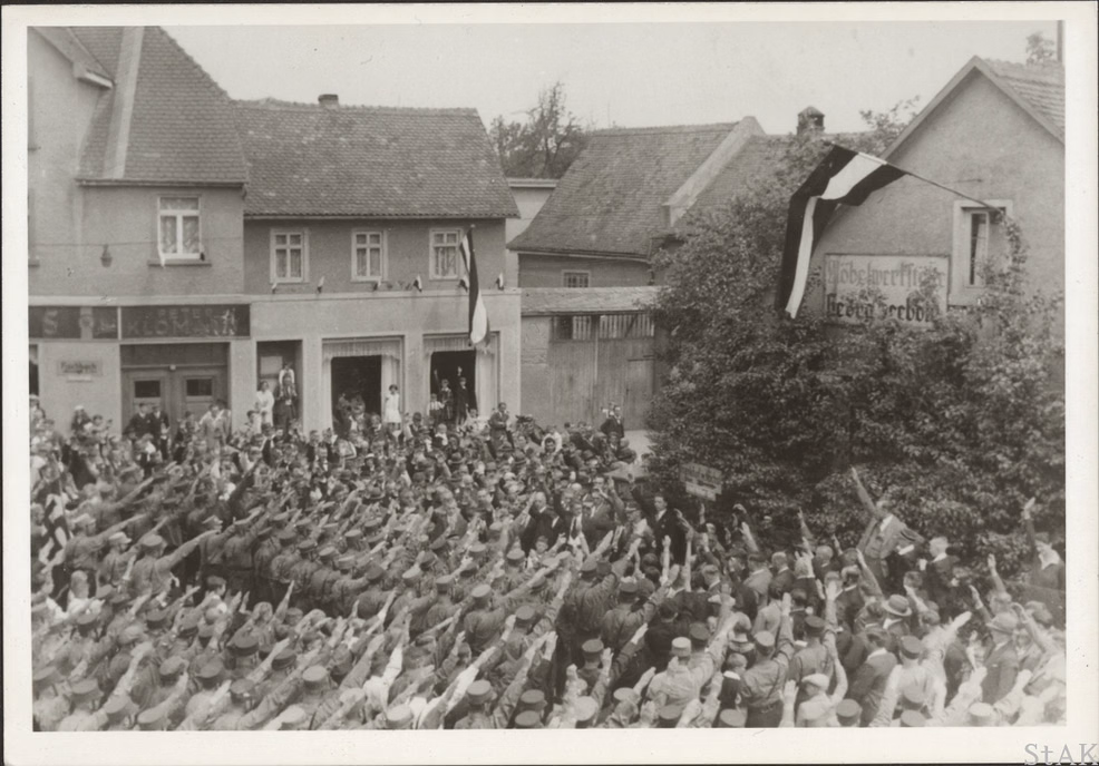 Ein schwarz-weiß Foto einer Gruppe von Menschen in Kelkheim während der NS-Zeit