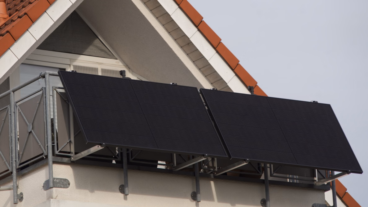 Solarmodule auf einem Balkon
