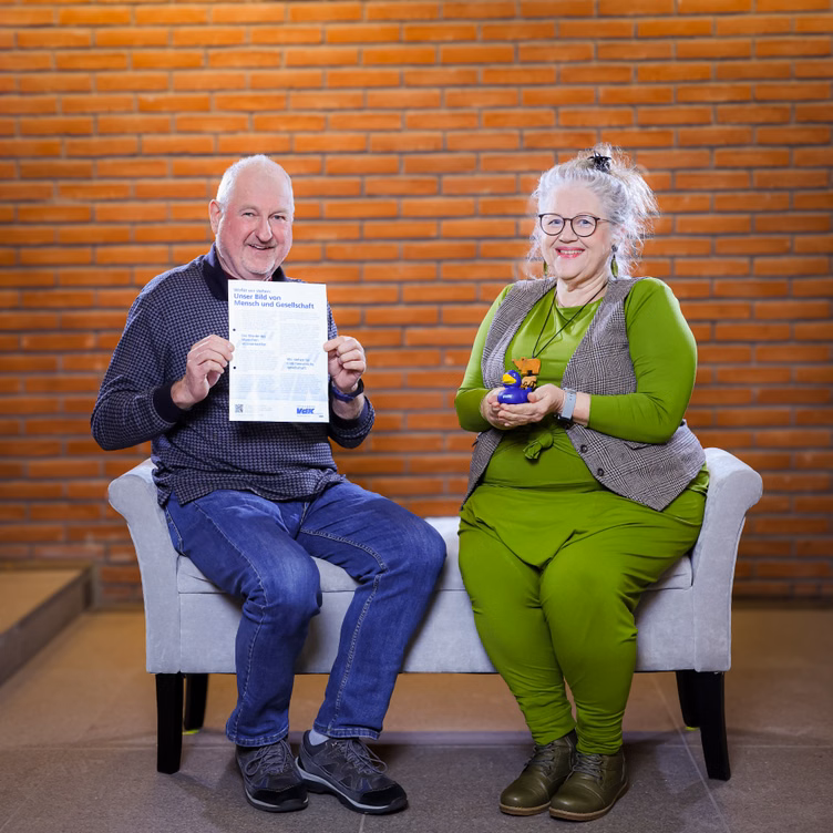 Eine Frau und ein Mann auf einer Sitzbank