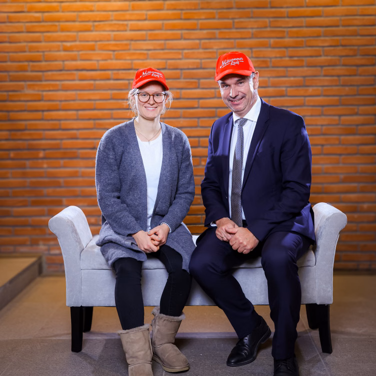 Eine Frau und ein Mann auf einer Sitzbank