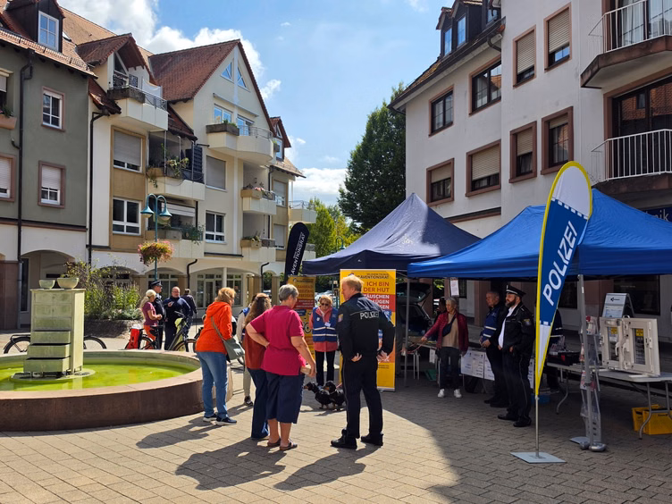 Menschen stehen vor einem Informationsstand