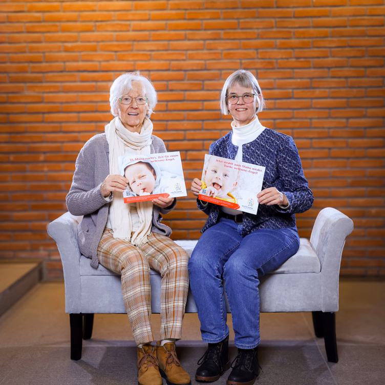 Zwei Frauen auf einer Sitzbank