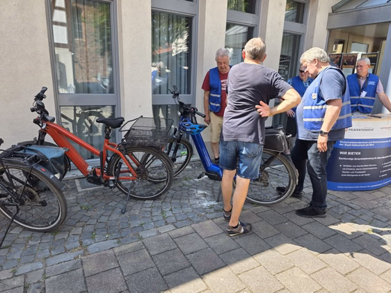 Präventionsrat Rückblicke - Sonnige Beratung und Fahrradcodierung in Eddersheim