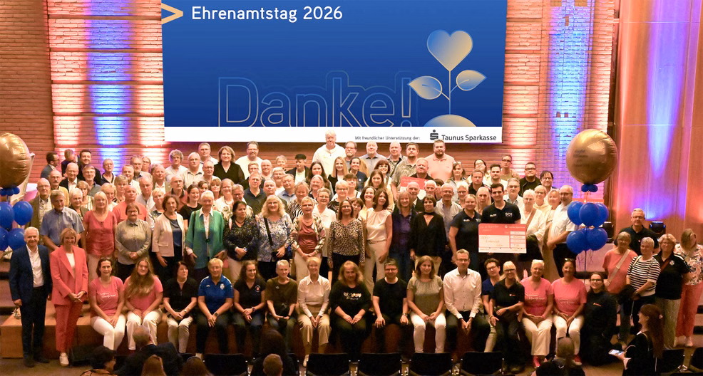 Ein großes Gruppenbild mit mehreren Menschen beim Ehrenamtstag 2026