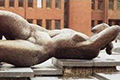 die Skulptur einer liegenden nackten Frau.
