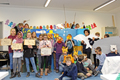 eine Gruppe Kinder mit bunten Basteleien