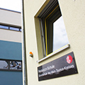 ein mehrstöckiges Schulgebäude mit der Aufschrift Pestalozzi-Schule - Grundschule des Main-Taunus-Kreises.
