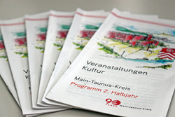 einige Exemplare des Veranstaltungsprogramms auf einem Tisch