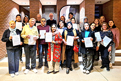 ein Gruppenfoto von Menschen mit Urkunden