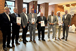 Eine Bild der Ehrung, zu sehen sind: v. l. n. r. Ersten Beigeordnete Hans-Jürgen Wieczorek (Sulzbach), den Michael Kranz (Sulzbach), Eppsteins Bürgermeister Alexander Simon, Matthias Dinges (Eppstein), Bernd Schumann (Eschborn), den Eschborner Bürgermeist