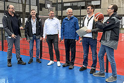 Ein Gruppenfoto mit sechs Männern auf dem Schulgelände