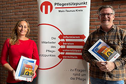 Zwei Personen halten Broschüren in den Händen