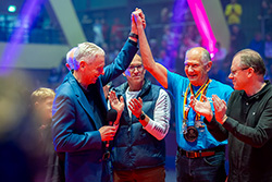 Zwei Menschen, die aus Freude ihre Hände in die Höhe strecken