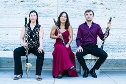 Drei Musiker mit Klarinetten in der Hand