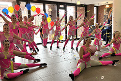 Eine Showtanzgruppe bei ihrer Aufführung im Landratsamt