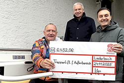 Drei Menschen mit einem Scheck in der Hand 