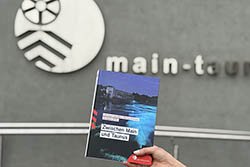 Person hält ein Buch in der Hand