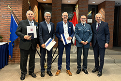 Gruppenfoto mit fünf Personen