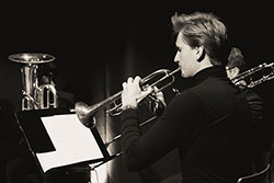 Ein junger Mann spielt ein Blasinstrument