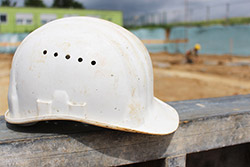 Bauhelm auf Baustelle in Nahaufnahme