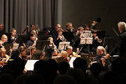 Mehrere Kinder und Jugendliche beim Musizieren