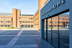 Der Eingang des Landratsamtes von außen