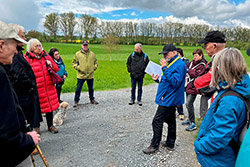 Mehrere Menschen beim Wandern im Freien