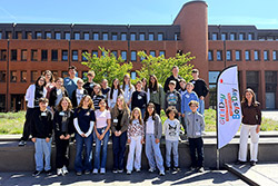Gruppenbild der Schülerinnen und Schüler zusammen mit den MTK-Mitarbeiterinnen Theresa Heintke und Alexandra Dörhöfer