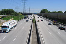 eine mehrspurige Autobahn.