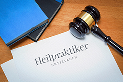 Auf dem Foto ist ein Dokument mit dem Titel 
