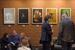 Besucher einer Kunstaustellung