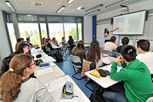 Schüler beim Unterricht im Klassenraum.