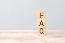 Ein Foto mit den Buchstaben F, A und Q in Bauklötzchen-Optik