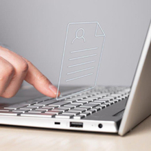 Die Hand eines Mannes über der Tastatur eines Laptops, über dem ein gezeichnetes Onlineformular schwebt