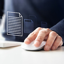 Eine Hand hält eine Computer-Maus in der Hand