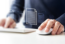 Eine Hand, die eine Computermaus festhält