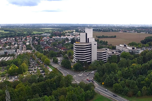 ein Unternehmensgebäude aus der Luft.