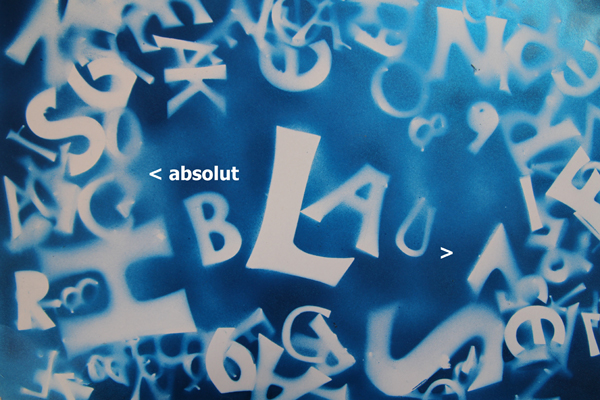 Die Aufnahme eines Kunstwerks in blauer Farbe mit weißen Buchstaben.