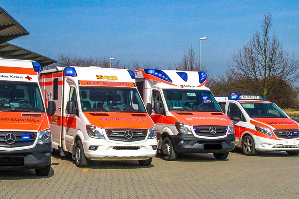 vier unterschiedliche Rettungsfahrzeuge, die nebeneinander parken.