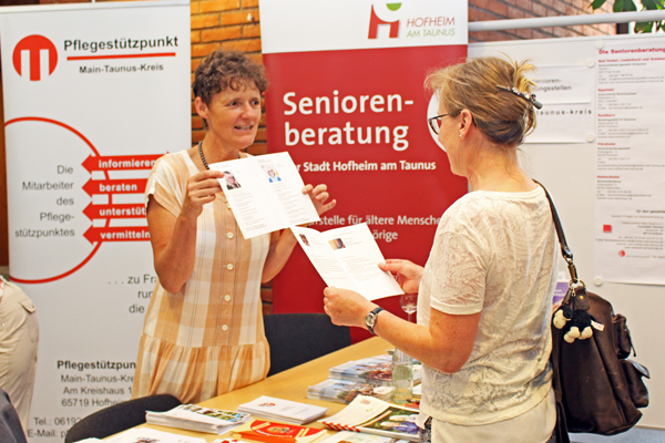 eine Besucherin, die sich am Stand des Pflegestützpunkts Main-Taunus-Kreis beraten lässt.