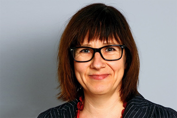 ein Porträtfoto einer brünetten Frau