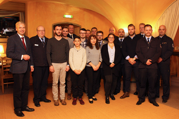 ein Gruppenbild mit etwa 20 Personen in einem Raum