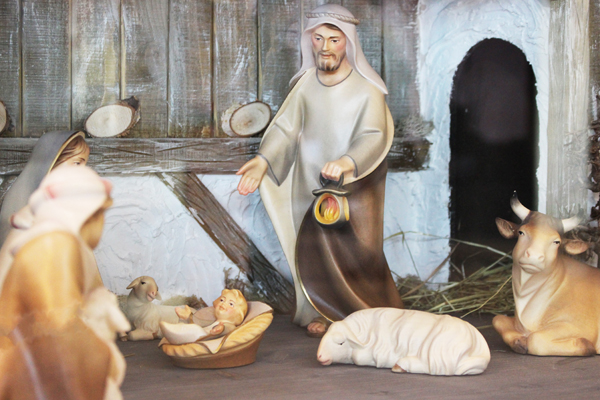 eine Nahaufnahme von Holzfiguren in einer Weihnachtskrippe