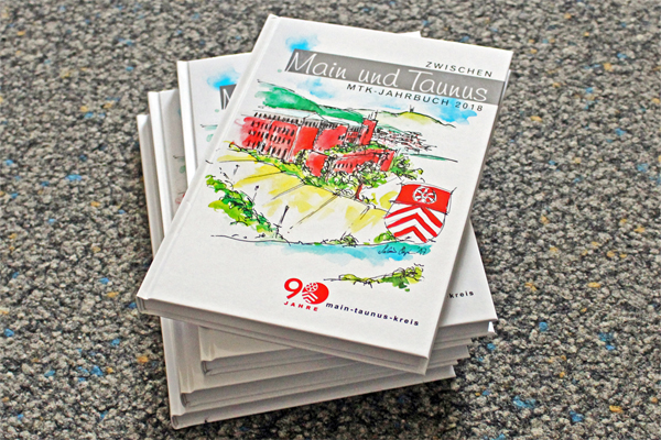 ein Stapel Exemplare des MTK-Jahrbuchs 2018