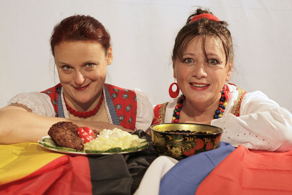 Nadja und Doris aus dem Theatersstück 2 x Heimat