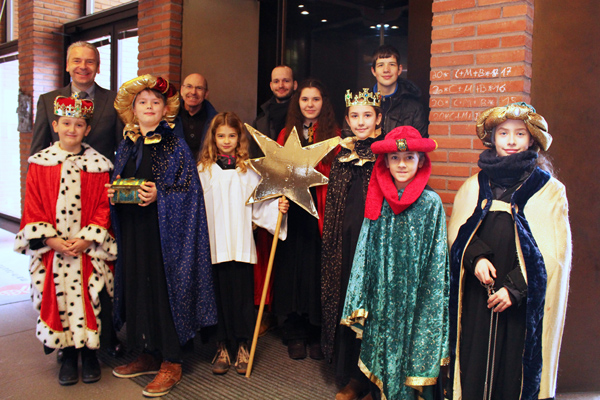 Die Sternsinger und ihre Begleiter mit Landrat Michael Cyriax im Foyer des Landratsamtes